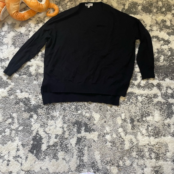 warm and cozy Black knit sweater hi low with v-neck - Picture 5 of 7